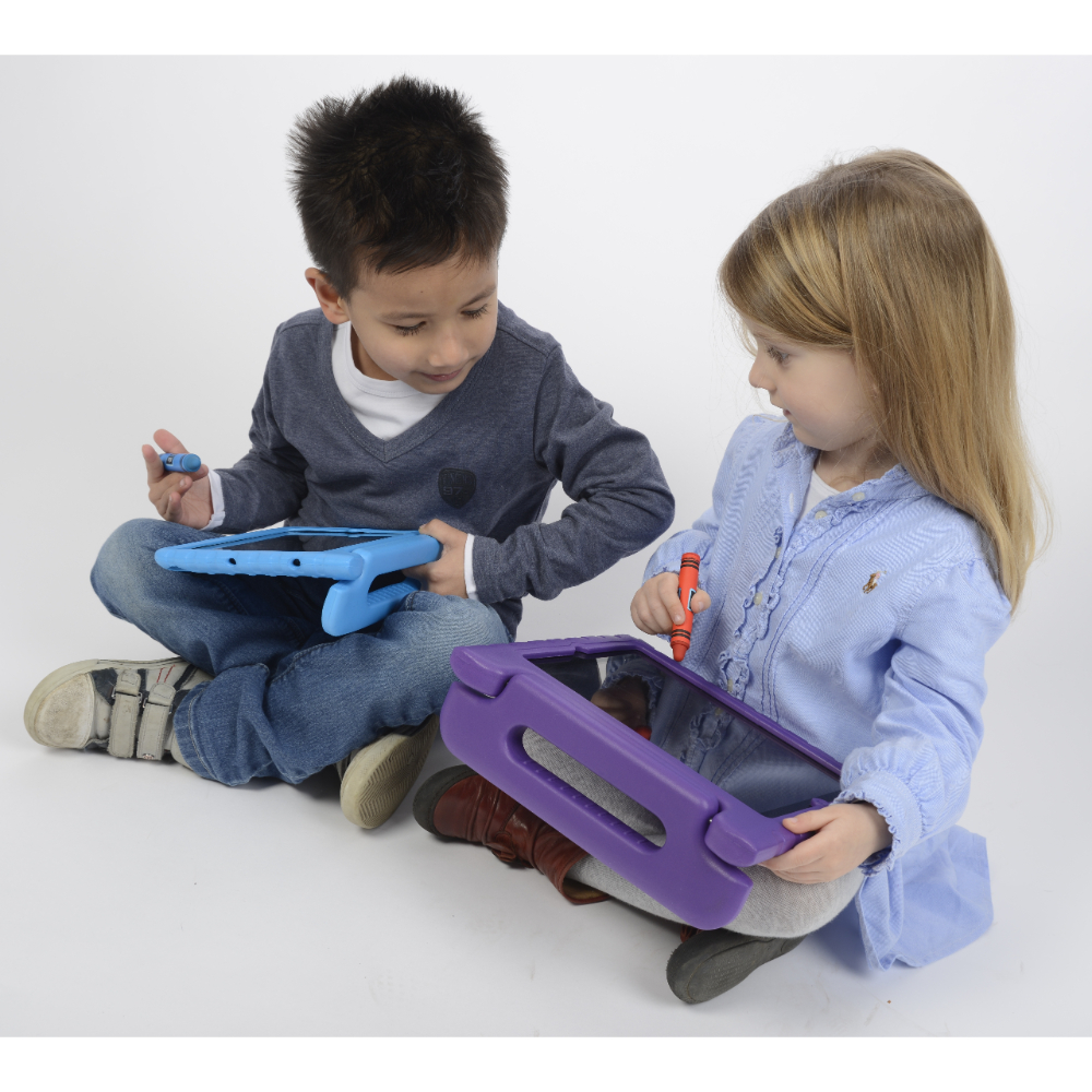 Zwei Kinder, welche iPads mit einer Hülle von KidsCover verwenden.