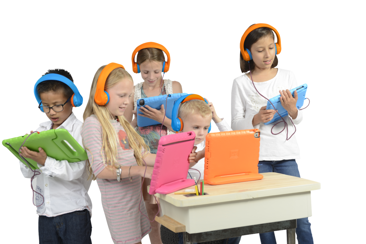 Mehrere Kinder mit iPads in KidsCover Hülle und mit KidsCover Kopfhörern
